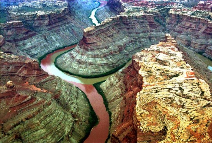 Confluence-of-the-Green-and-Colorado-Rivers-in-Canyonlands-National-Park-Utah-USA..jpg